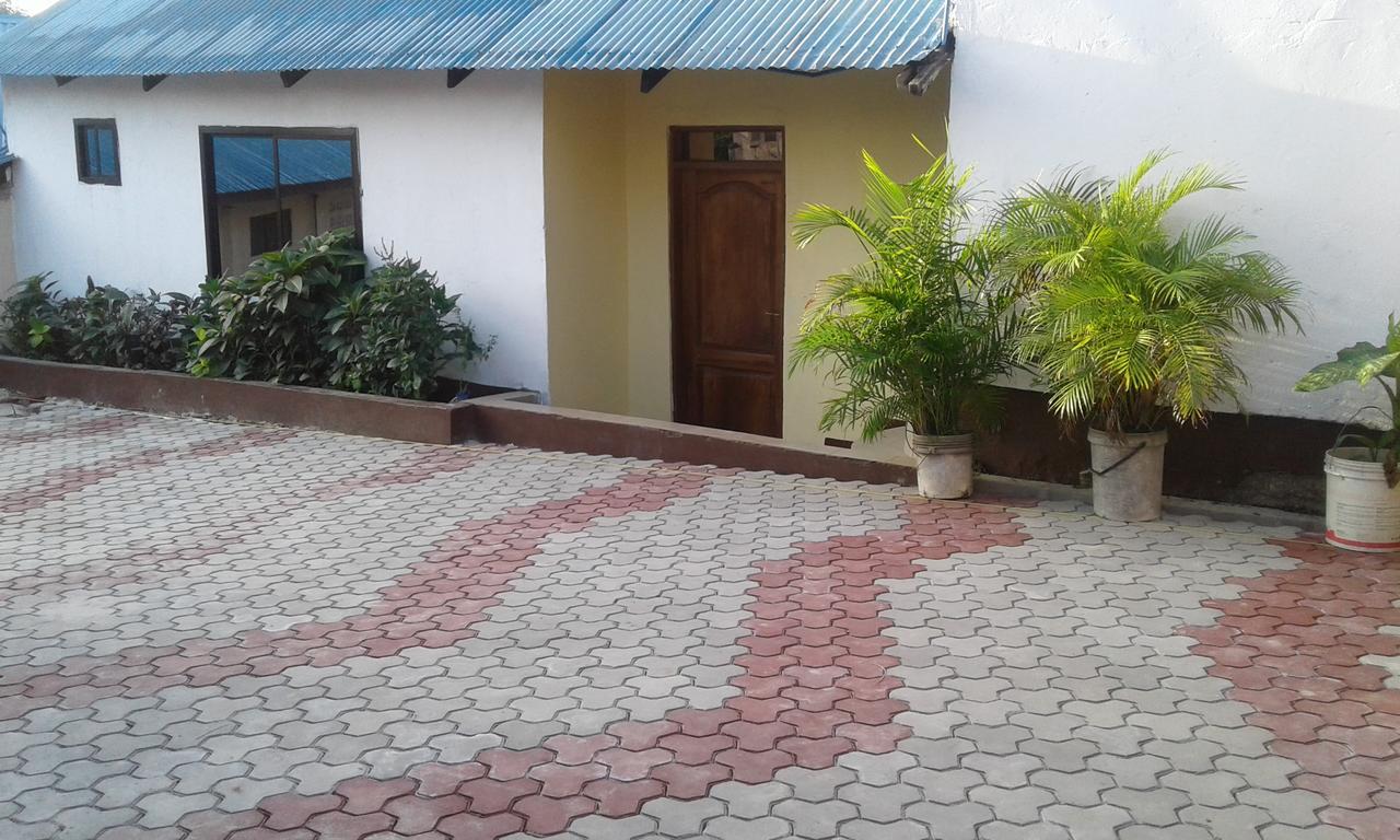 Jj & Je Family House Hostel Dar es Salaam Exterior photo